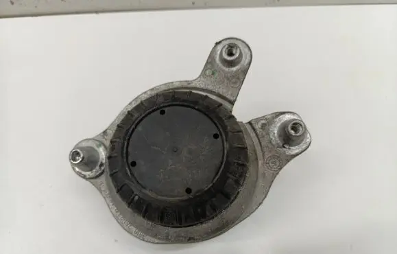 Mercedes-Benz C W205 Engine mount bracket A2052406717