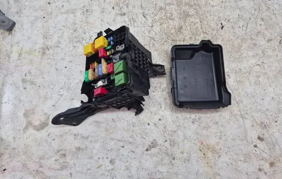Peugeot 2008 I Fuse box set 9671924480