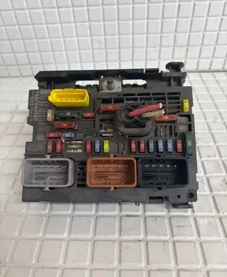 Peugeot 3008 I Fuse module 9667044980