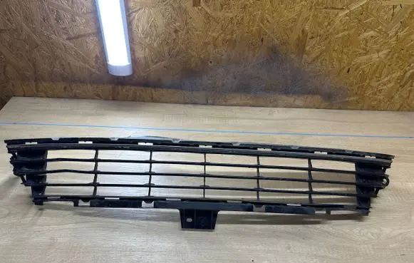 Toyota Auris E180 Front bumper lower grill 5311202670