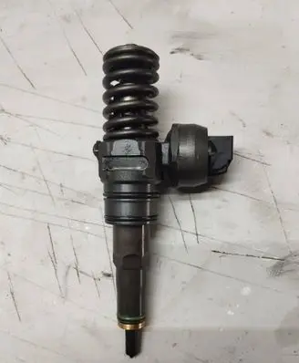 Volkswagen PASSAT B6 Fuel injector 038130073AG