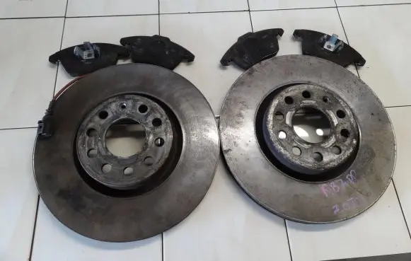 Volkswagen PASSAT B7 Front brake disc