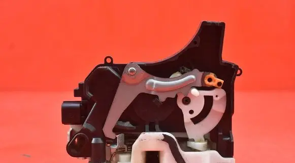 Mitsubishi Lancer VIII Front door lock