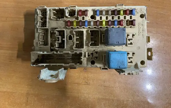 Toyota Avensis T250 Fuse module 82641CA020F 2130315307