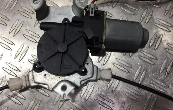 Nissan Primera Front door window regulator motor 400600t7