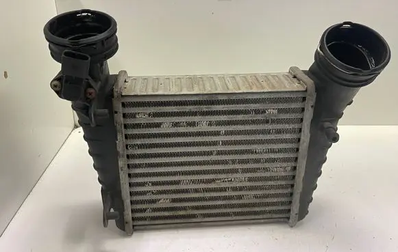 Volkswagen PASSAT B5.5 Intercooler air channel guide 8D0145805D