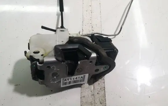 Opel Insignia A Front door lock 13503802
