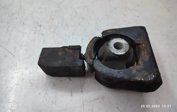 Toyota Avensis T250 Engine mount bracket