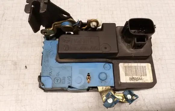 Volvo V70 Front door lock 8650544