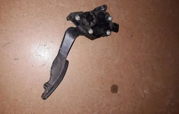 Accelerator throttle pedal