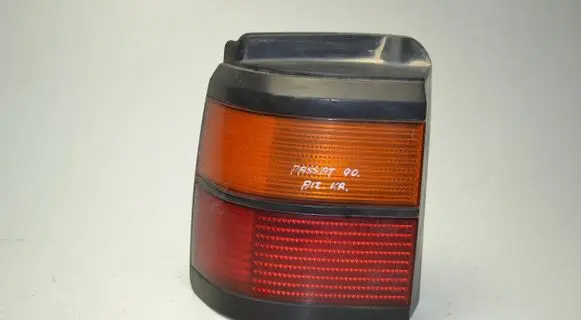 Volkswagen PASSAT B3 Rear/tail lights 333945111