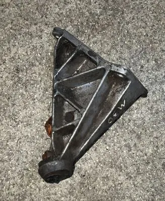 BMW 5 E34 Engine mounting bracket 1129806