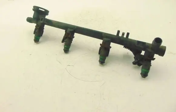 Renault Megane I Fuel injector supply line/pipe 