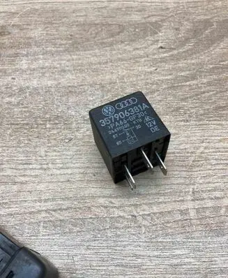 Volkswagen Golf III Other relay 357906381A 109