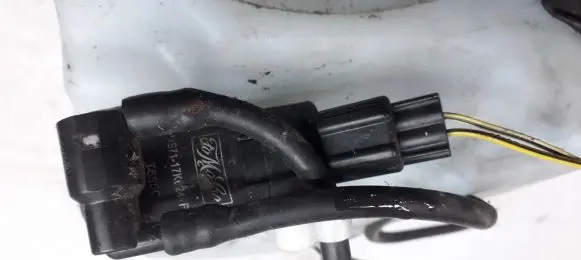 Volvo C30 Windscreen/windshield washer pump 1S7117K024FF 1S71-17K024-FF