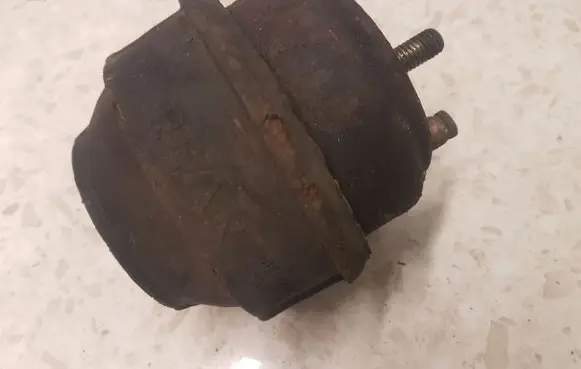 Volvo V70 Engine mount bracket 8683293