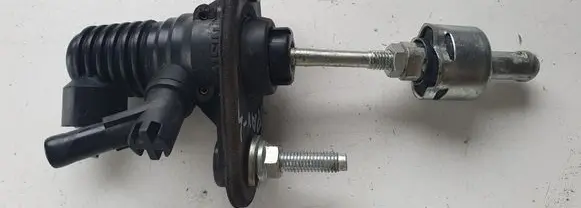 Toyota RAV 4 (XA40) Clutch slave cylinder 