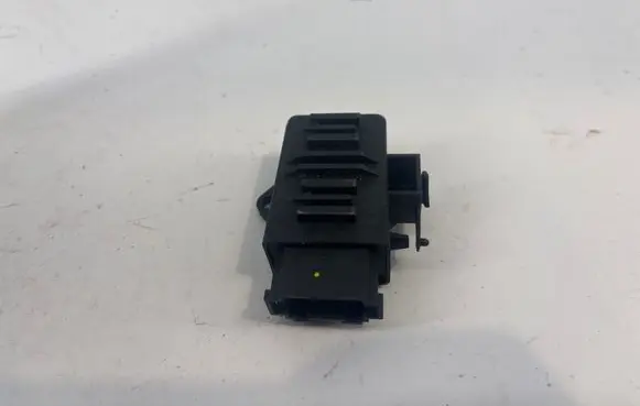 Volkswagen Jetta VI Seat heating relay 5K0959772