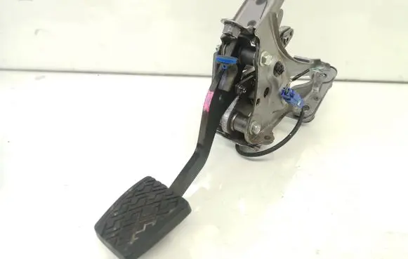 Lexus IS 220D-250-350 Brake pedal