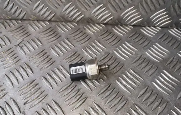 Volkswagen PASSAT B6 Fuel pressure sensor 03C906051D