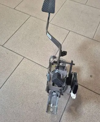 Hyundai i40 Clutch pedal 328023Z700