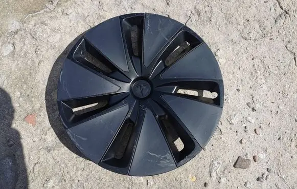 Tesla Model 3 R18 wheel hub/cap/trim 1344231-00-B