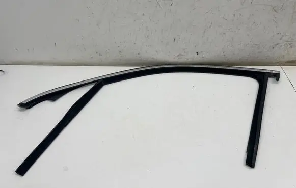 Mercedes-Benz GLE W167 Front door glass trim molding A1677251300