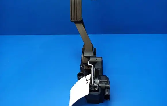 Mercedes-Benz B W245 Accelerator throttle pedal A1693001004 A1693000082