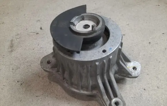 Mercedes-Benz E W238 Engine mount bracket A2132400600