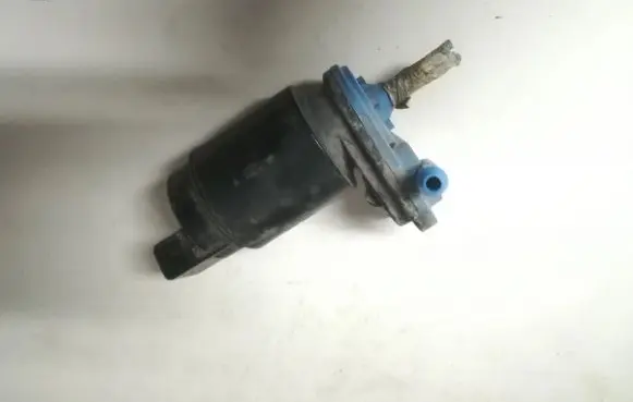 Volvo S40, V40 Windscreen/windshield washer pump