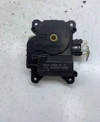 Mazda 3 I Air flap motor/actuator 8610000990 HB601BN8V01
