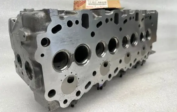 Toyota Land Cruiser (LJ79) Engine head 1KZT 1110169126 1110169128