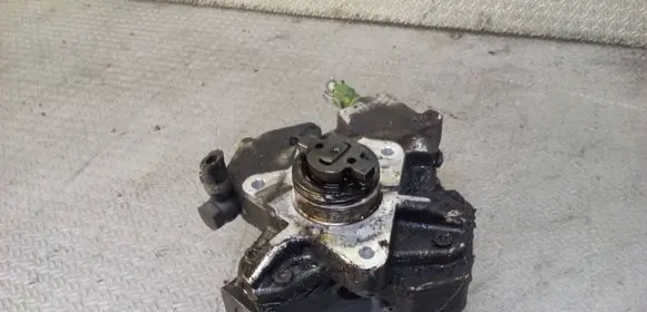 Volvo V70 Fuel injection high pressure pump 30756125 0445010111