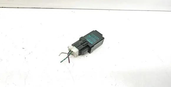 Toyota Land Cruiser (HDJ90) Hazard warning light relay 8198012070 1665000300