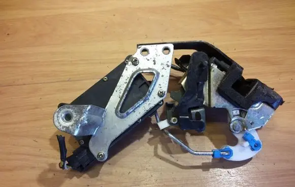 Hyundai Accent Rear door lock