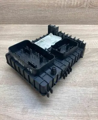 Volkswagen Touran I Fuse module 1K0937124H 0413202576E