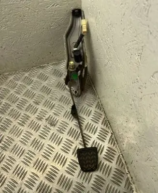 Toyota Yaris Clutch pedal 