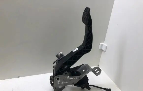 Mazda 3 III Clutch pedal GHW8