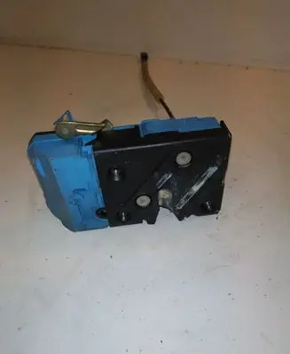 Volvo V70 Front door lock 8650546