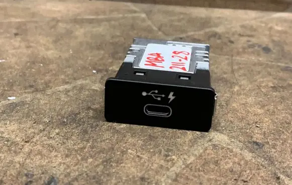 BMW 3 G20 G21 USB socket connector 8711939