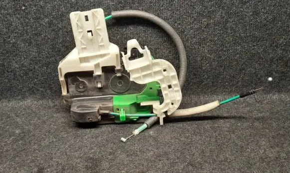 Hyundai i40 Front door lock 813103Z000 81310-3Z000