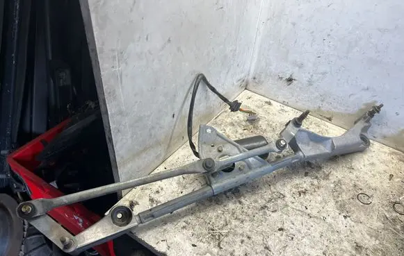 Front wiper linkage