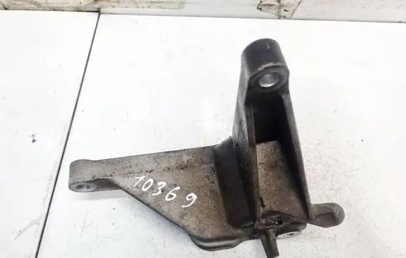 Engine mounting bracket