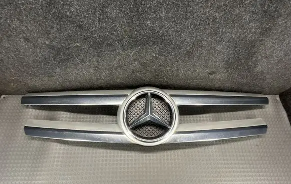 Mercedes-Benz GL X166 Front bumper upper radiator grill A0008880060