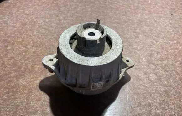 Mercedes-Benz C W205 Engine mount bracket A2052406617