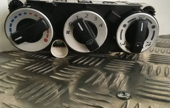 Mitsubishi Colt Climate control unit 69668303 A8225