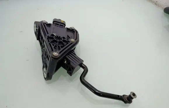 Accelerator throttle pedal