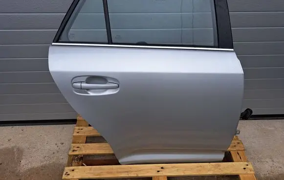Toyota Avensis T270 Rear door