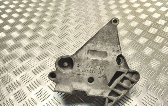 Engine mounting bracket