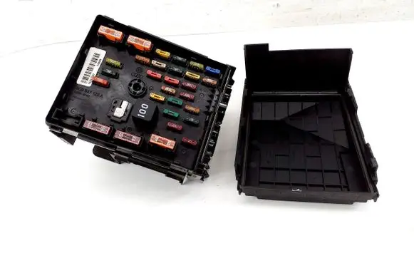 Volkswagen PASSAT B7 Fuse box set 3C0937125A 1K0937132F